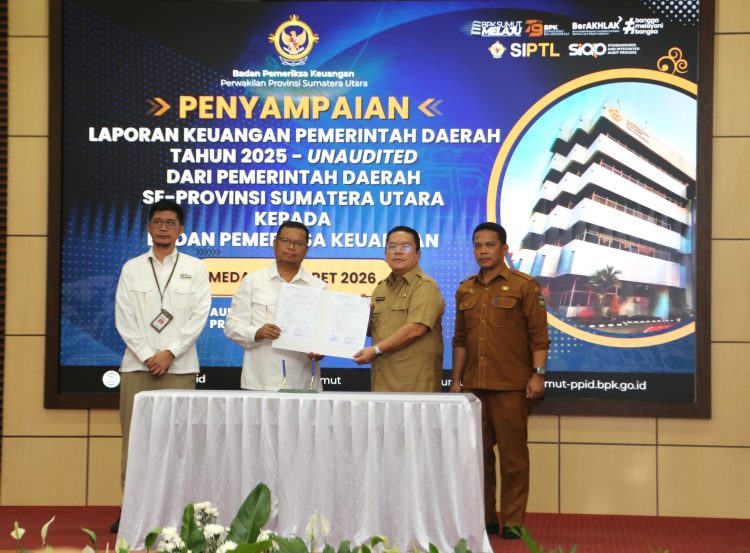 Laporan kegiatan: Wali Kota Pematangsiantar Wesly Silalahi SH MKn didampingi Sekretaris Daerah (Sekda) Junaedi Antonius Sitanggang SSTP MSi menyerahkan Laporan Keuangan Pemerintah Daerah (LKPD) Unaudited Tahun Anggaran (TA) 2025 Pemko Pematangsiantar, ke Badan Pemeriksa Keuangan (BPK) RI Perwakilan Provinsi Sumatera Utara (Sumut). Penyerahan dilakukan di Kantor BPK RI di Kota Medan, Selasa (31/03/2026) Wali Kota Pematangsiantar Wesly Silalahi SH MKn didampingi Sekretaris Daerah (Sekda) Junaedi Antonius Sitanggang SSTP MSi menyerahkan Laporan Keuangan Pemerintah Daerah (LKPD) Unaudited Tahun Anggaran (TA) 2025 Pemko Pematangsiantar, ke Badan Pemeriksa Keuangan (BPK) RI Perwakilan Provinsi Sumatera Utara (Sumut). Penyerahan dilakukan di Kantor BPK RI di Kota Medan, Selasa (31/03/2026) dan diterima Kepala BPK RI Perwakilan Sumut Paula Henry Simatupang SE MSi Ak CA CFrA CPA (Aust) CSFA ACPA GRCP GRCA ERMAP. Penyerahan LKPD ditandai dengan penandatanganan berita acara serah terima. LKPD Unaudited (belum diaudit) adalah laporan keuangan sementara yang disusun oleh pemerintah daerah (pemda) dan diserahkan kepada BPK, maksimal tiga bulan setelah tahun anggaran berakhir, sebelum melalui proses pemeriksaan terinci. Dalam kesempatan tersebut, Wesly berharap BPK terus memberikan bimbingan, arahan, dan masukan agar tata kelola keuangan pemerintah daerah transparan dan bermanfaat bagi pembangunan di Kota Pematangsiantar. Penyerahan LKPD merupakan kegiatan rutin tahunan yang harus dilaksanakan dan dipatuhi oleh semua pemerintah daerah. Dengan harapan, tentunya bukan sekadar laporan rutin, tapi benar-benar mampu meningkatkan kualitas laporan pengelolaan keuangan daerah yang bersih,akurat, transparan, dan akuntabel. “Kami berharap Kota Pematangsiantar dapat meraih kembali Opini Wajar Tanpa Pengecualian (WTP) atas laporan keuangannya,” kata Wesly. Sementara itu, Kepala BPK RI Perwakilan Provinsi Sumut Paula Henry Simatupang mengapresiasi seluruh kepala daerah yang telah menyampaikan laporan keuangan tepat waktu. Turut serta, Plt Kepala Badan Pengelolaan Keuangan dan Pendapatan Daerah (BPKPD) Kota Pematangsiantar Alwi Adrian Lumbangaol SSTP MSc dan Plt Inspektur Heryanto Siddik SSTP. (*)