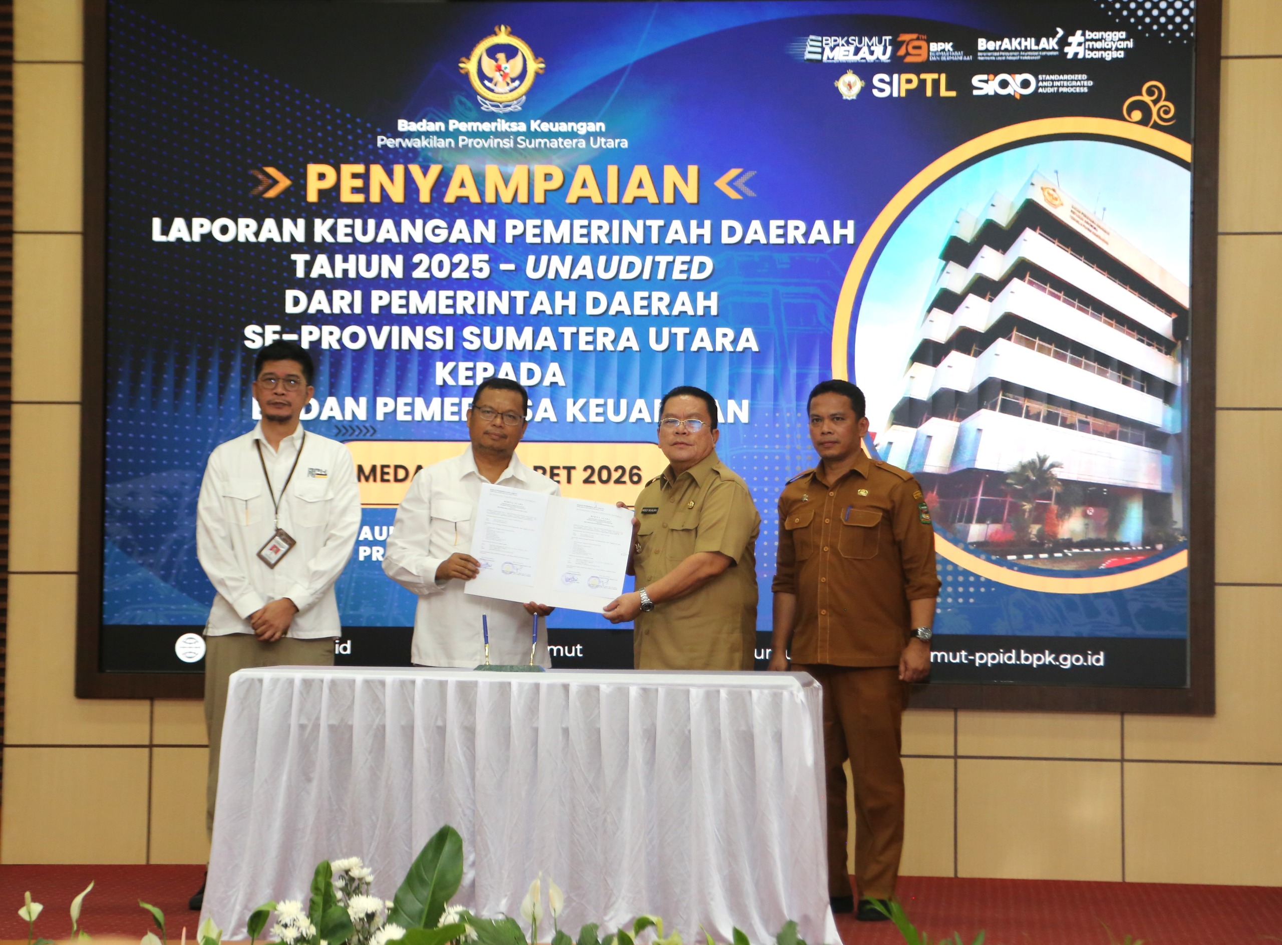 Laporan kegiatan: Wali Kota Pematangsiantar Wesly Silalahi SH MKn didampingi Sekretaris Daerah (Sekda) Junaedi Antonius Sitanggang SSTP MSi menyerahkan Laporan Keuangan Pemerintah Daerah (LKPD) Unaudited Tahun Anggaran (TA) 2025 Pemko Pematangsiantar, ke Badan Pemeriksa Keuangan (BPK) RI Perwakilan Provinsi Sumatera Utara (Sumut). Penyerahan dilakukan di Kantor BPK RI di Kota Medan, Selasa (31/03/2026) Wali Kota Pematangsiantar Wesly Silalahi SH MKn didampingi Sekretaris Daerah (Sekda) Junaedi Antonius Sitanggang SSTP MSi menyerahkan Laporan Keuangan Pemerintah Daerah (LKPD) Unaudited Tahun Anggaran (TA) 2025 Pemko Pematangsiantar, ke Badan Pemeriksa Keuangan (BPK) RI Perwakilan Provinsi Sumatera Utara (Sumut). Penyerahan dilakukan di Kantor BPK RI di Kota Medan, Selasa (31/03/2026) dan diterima Kepala BPK RI Perwakilan Sumut Paula Henry Simatupang SE MSi Ak CA CFrA CPA (Aust) CSFA ACPA GRCP GRCA ERMAP. Penyerahan LKPD ditandai dengan penandatanganan berita acara serah terima. LKPD Unaudited (belum diaudit) adalah laporan keuangan sementara yang disusun oleh pemerintah daerah (pemda) dan diserahkan kepada BPK, maksimal tiga bulan setelah tahun anggaran berakhir, sebelum melalui proses pemeriksaan terinci. Dalam kesempatan tersebut, Wesly berharap BPK terus memberikan bimbingan, arahan, dan masukan agar tata kelola keuangan pemerintah daerah transparan dan bermanfaat bagi pembangunan di Kota Pematangsiantar. Penyerahan LKPD merupakan kegiatan rutin tahunan yang harus dilaksanakan dan dipatuhi oleh semua pemerintah daerah. Dengan harapan, tentunya bukan sekadar laporan rutin, tapi benar-benar mampu meningkatkan kualitas laporan pengelolaan keuangan daerah yang bersih,akurat, transparan, dan akuntabel. “Kami berharap Kota Pematangsiantar dapat meraih kembali Opini Wajar Tanpa Pengecualian (WTP) atas laporan keuangannya,” kata Wesly. Sementara itu, Kepala BPK RI Perwakilan Provinsi Sumut Paula Henry Simatupang mengapresiasi seluruh kepala daerah yang telah menyampaikan laporan keuangan tepat waktu. Turut serta, Plt Kepala Badan Pengelolaan Keuangan dan Pendapatan Daerah (BPKPD) Kota Pematangsiantar Alwi Adrian Lumbangaol SSTP MSc dan Plt Inspektur Heryanto Siddik SSTP. (*)