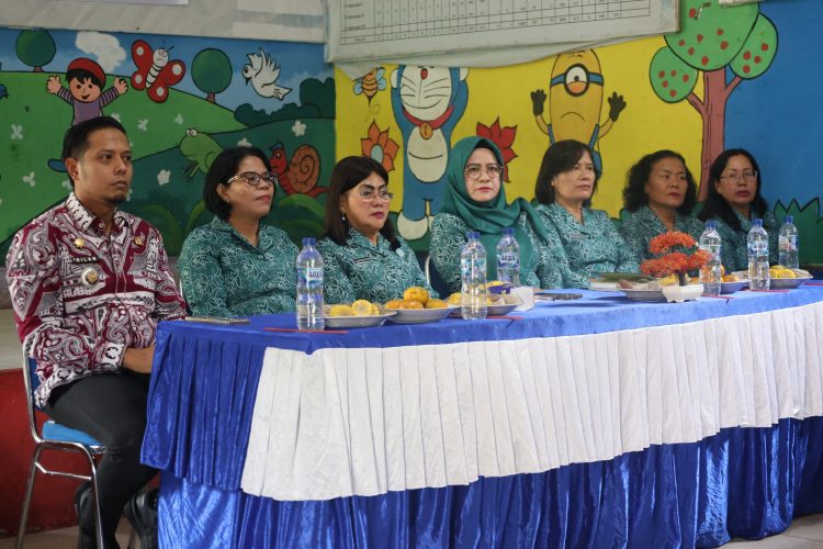 Ketua TP PKK Kota Pematangsiantar Ny Liswati Wesly Silalahi Bersama Tim Hadiri Supervisi Posyandu Kelurahan Sumber Jaya Kecamatan Siantar Martoba