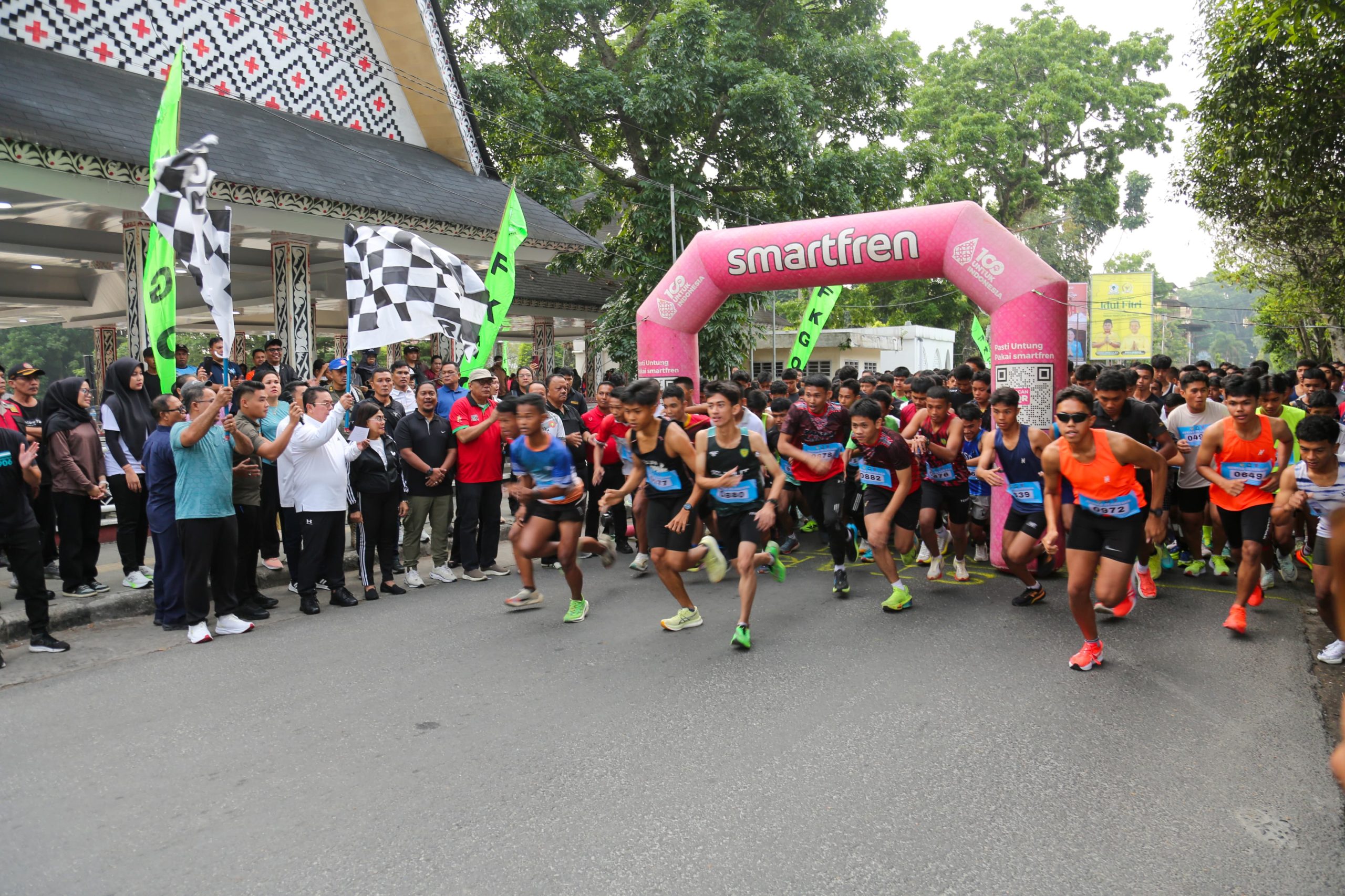 Wali Kota Pematangsiantar Wesly Silalahi Melepas Seribuan Peserta Fun Run 10K Gebyar Olahraga Kota Pematangsiantar dalam HUT ke XXV FKGOR Tahun 2026