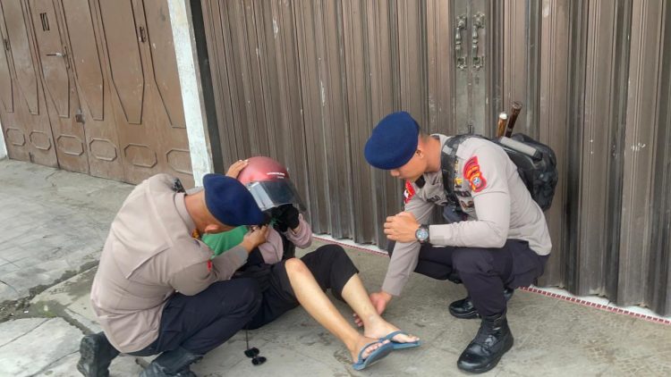 Sigap di Jalan, Dansat Brimob Polda Sumut Bantu Korban Laka Tunggal Disimpang Pasar Glugur Mendapat Pertolongan Cepat