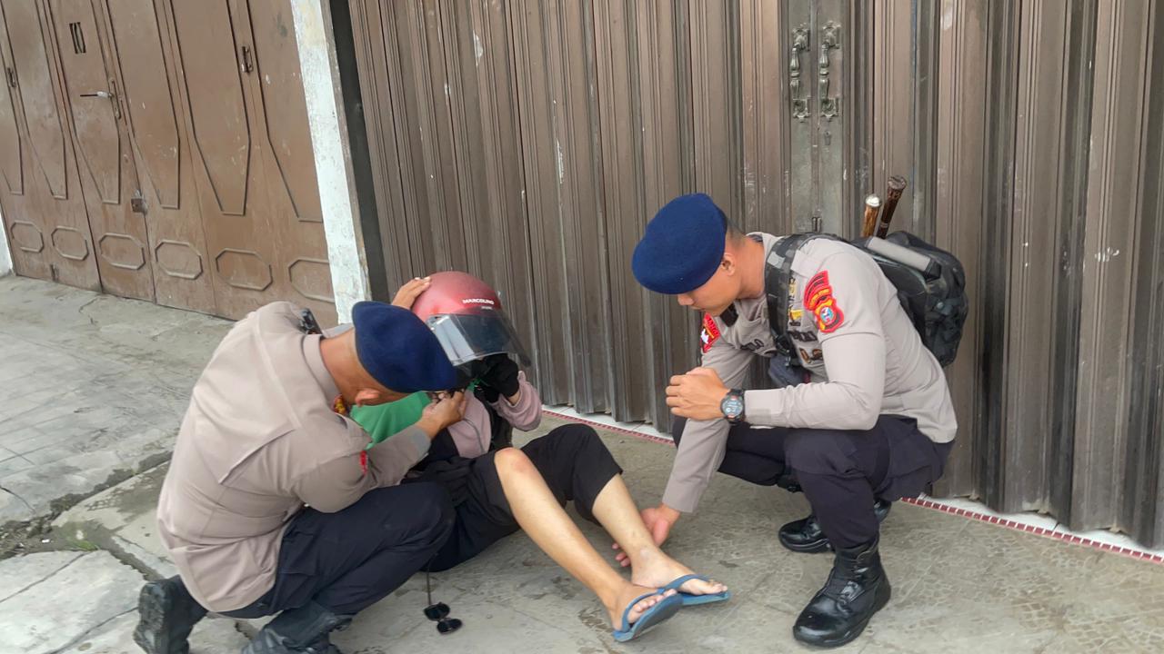 Sigap di Jalan, Dansat Brimob Polda Sumut Bantu Korban Laka Tunggal Disimpang Pasar Glugur Mendapat Pertolongan Cepat