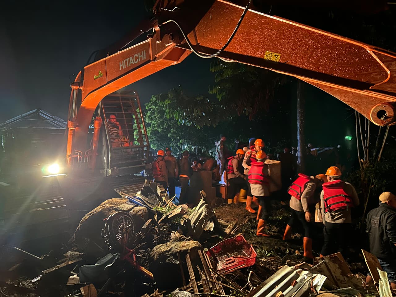 Dini Hari Mencekam, Brimob Sumut Terjang Longsor Sembahe Demi Selamatkan Nyawa Dini Hari Mencekam, Brimob Sumut Terjang Longsor Sembahe Demi Selamatkan Nyawa