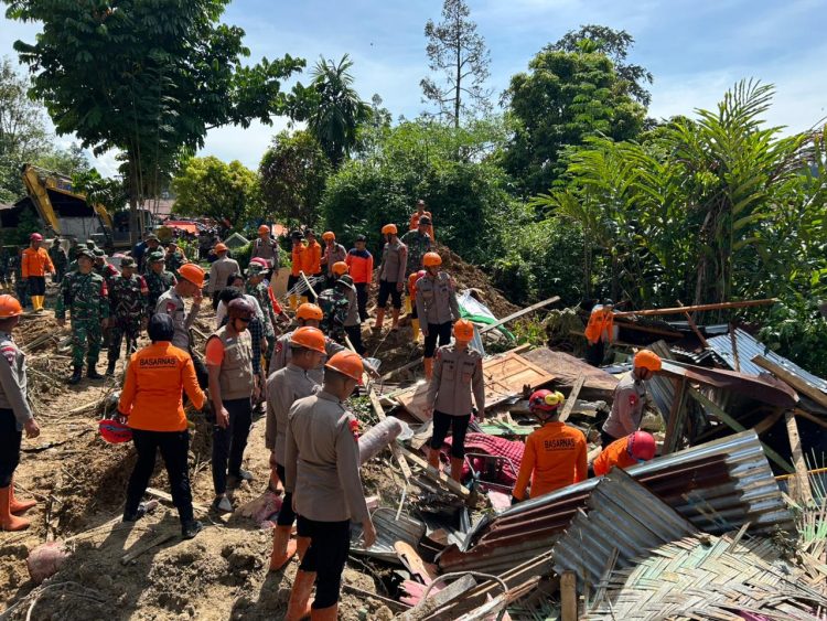 Berpacu dengan Waktu, Brimob Sumut Evakuasi Barang Warga yang Tertimbun Longsor di Sibolangit Berpacu dengan Waktu, Brimob Sumut Evakuasi Barang Warga yang Tertimbun Longsor di Sibolangit