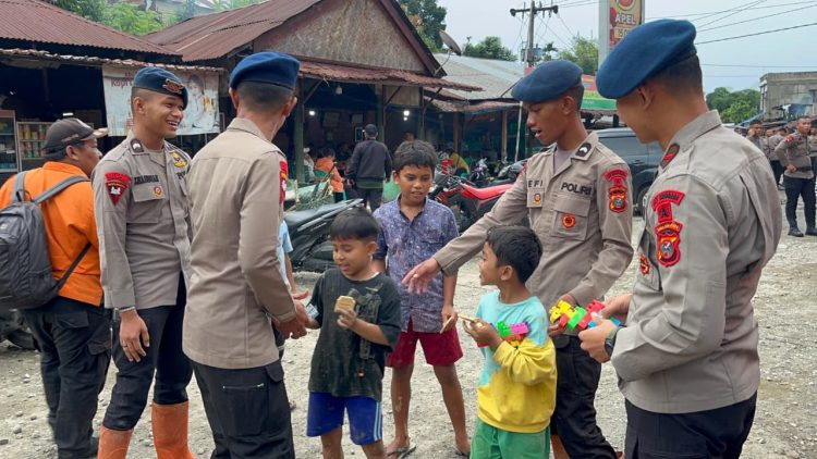 Di Tengah Duka Longsor, Brimob Sumut Hadir Dampingi Anak-anak Lewati Trauma