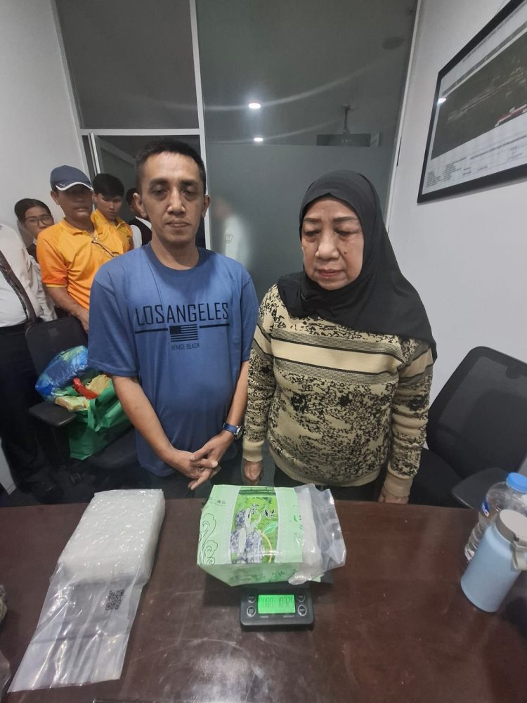 Polres Taput Kembali Berhasil Gagalkan Pengiriman Narkoba di Bandara Silangit, 2 Pelaku Diamankan Polres Taput Kembali Berhasil Gagalkan Pengiriman Narkoba di Bandara Silangit, 2 Pelaku Diamankan