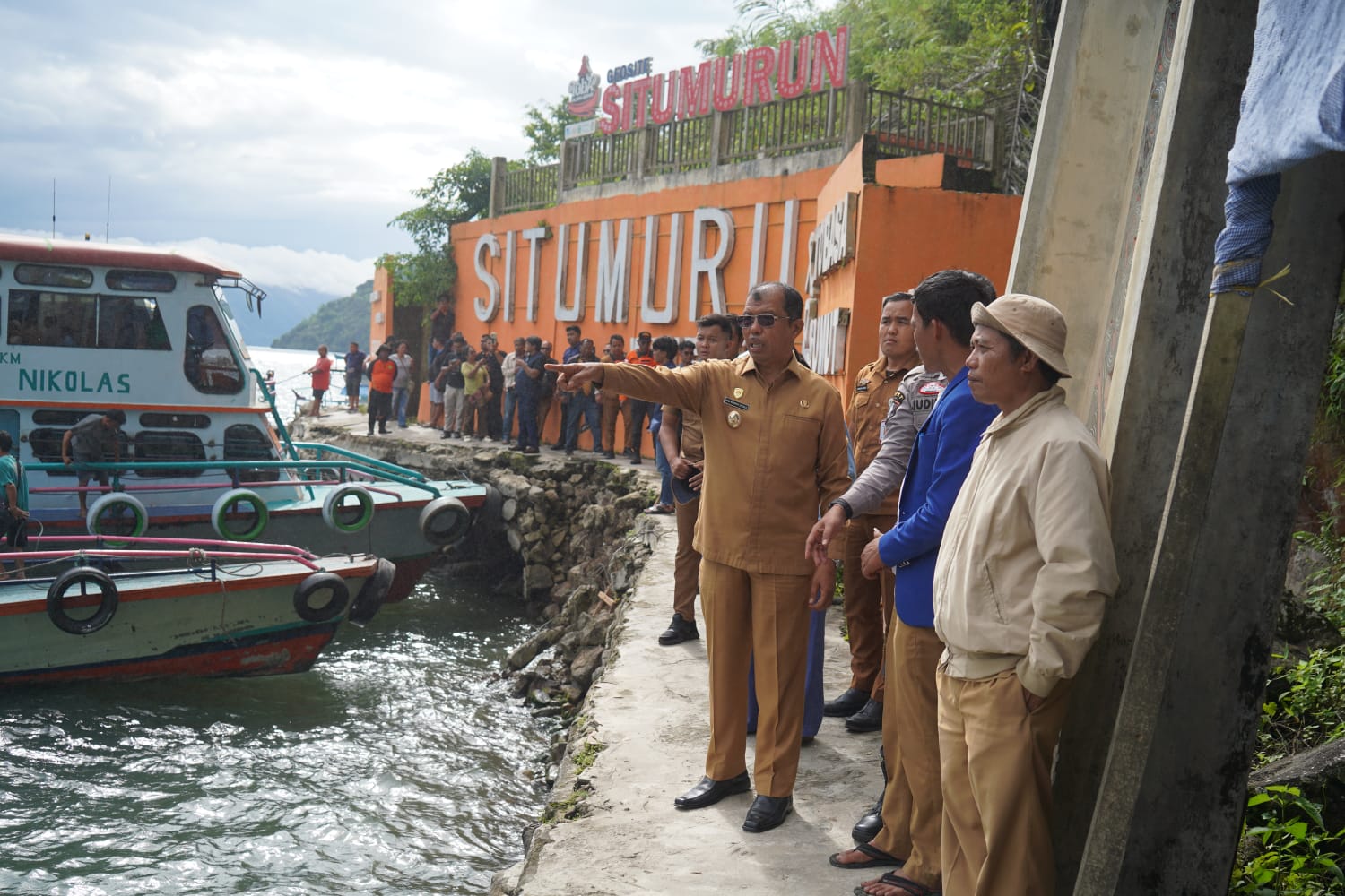 Wakil Bupati Toba Tinjau Pencarian Korban Tenggelam di Situmurun, Beri Dukungan Moril Untuk Keluarga Wakil Bupati Toba Tinjau Pencarian Korban Tenggelam di Situmurun, Beri Dukungan Moril Untuk Keluarga