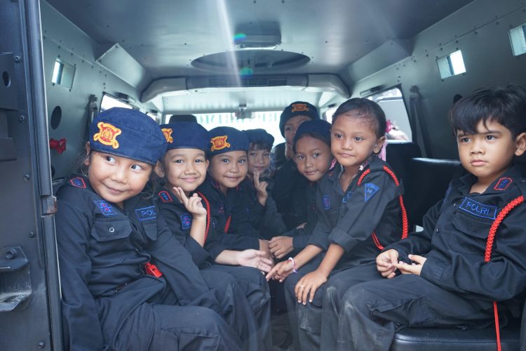 Edukasi Sejak Dini, Den Gegana Sat Brimob Polda Sumut Terima Kunjungan TK Kemala Bhayangkari 02 Tanjung Morawa