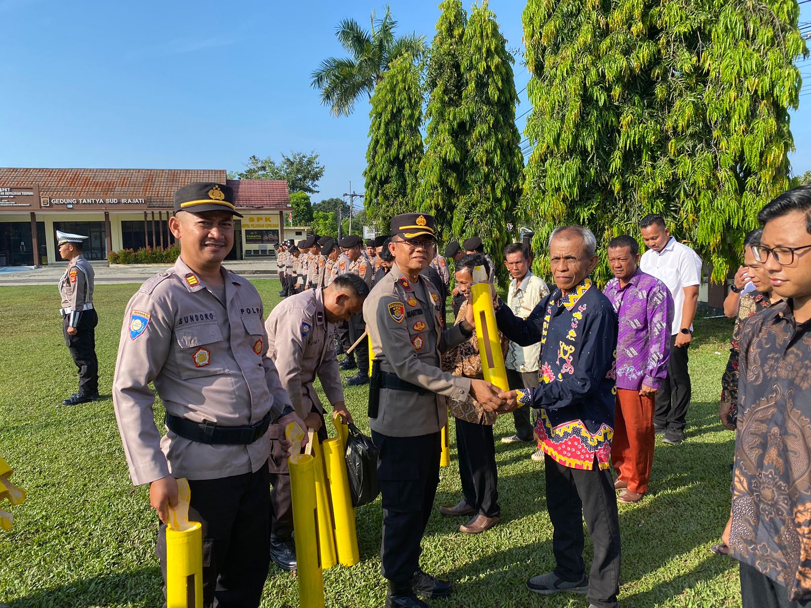 Rangkul Elemen Masyarakat, Polres Way Kanan Gelar Apel Sabuk Kamtibmas dan Bagikan Kentongan