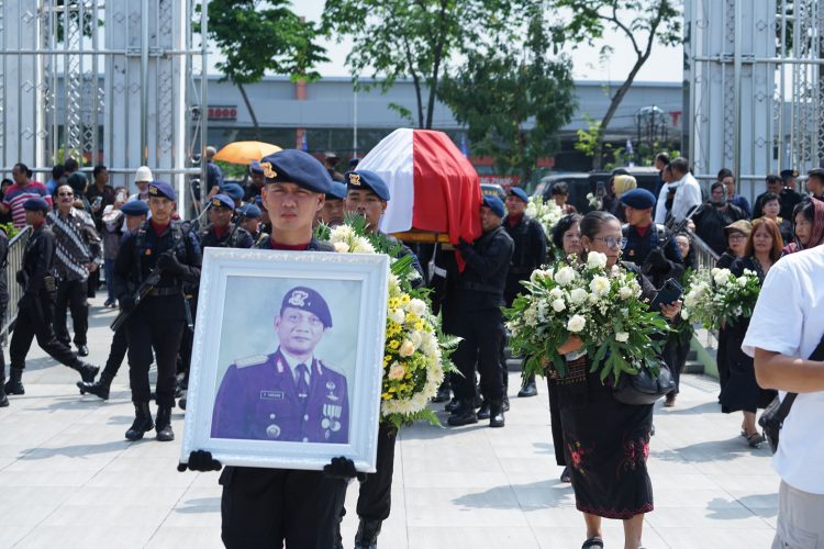 Penghormatan Terakhir untuk Putra Terbaik Bhayangkara, Satuan Brimob Polda Sumut Kawal Pemakaman Brigjen Pol. (Purn) Raziman Tarigan