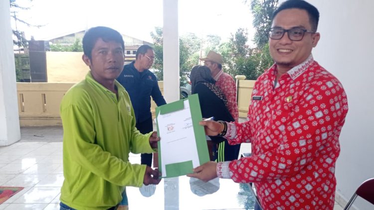 Dinas Lingkungan Hidup Kota Pematangsiantar Serahkan Kontrak Kerja Dan Surat Tugas Kepada Supir, Kernet Dan Petugas Lapangan Tenaga Kebersihan Dinas Lingkungan Hidup Kota Pematangsiantar Serahkan Kontrak Kerja Dan Surat Tugas Kepada Supir, Kernet Dan Petugas Lapangan Tenaga Kebersihan