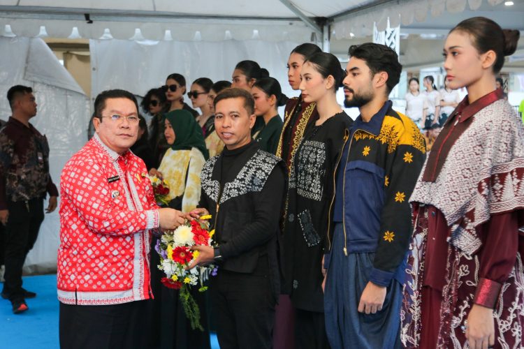 Wali Kota Pematangsiantar Bersama Ketua Dekranasda Ny Liswati Wesly Silalahi Menyaksikan Fashion Show Wastra bertajuk Etnika Moderna