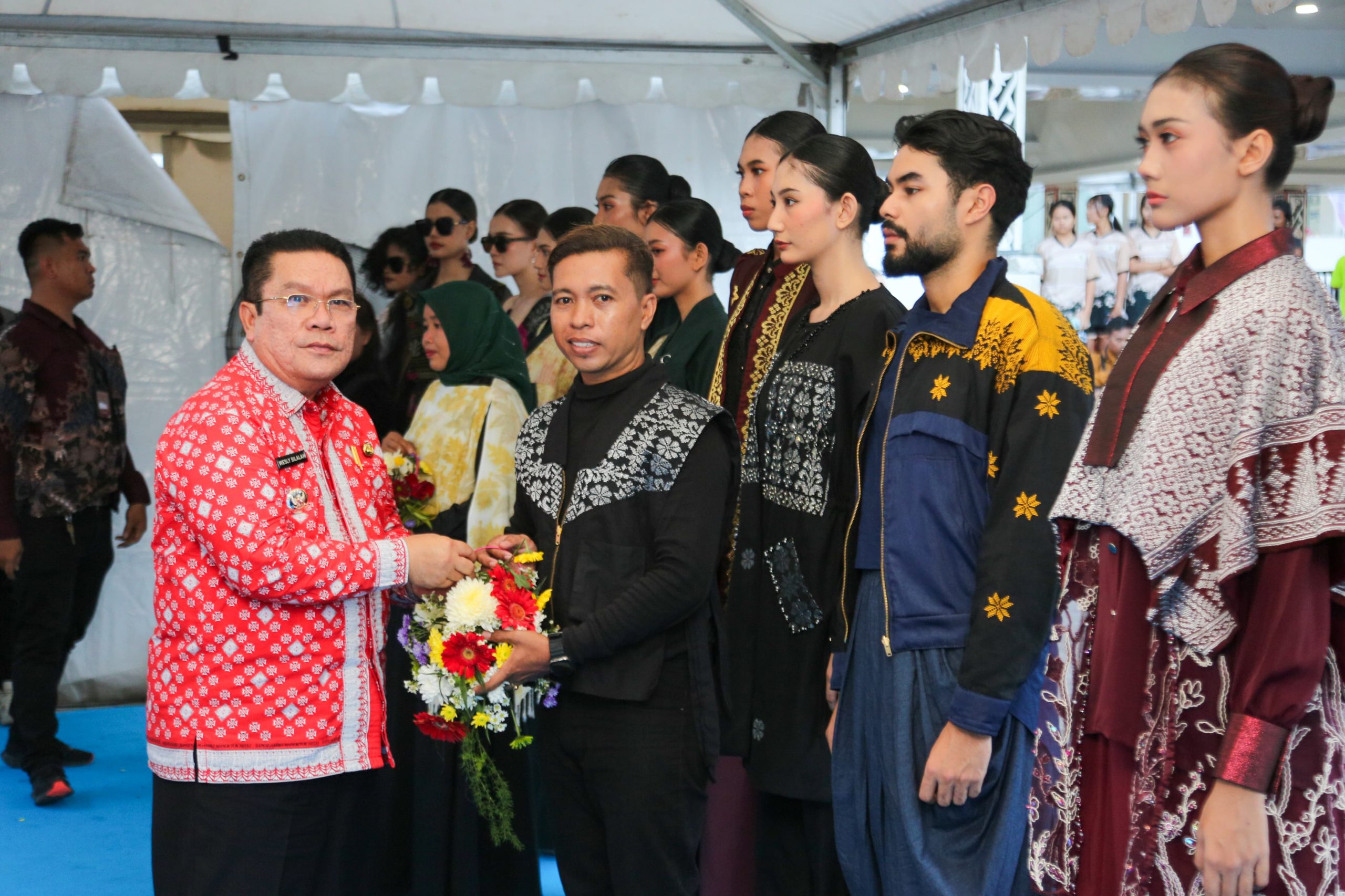 Wali Kota Pematangsiantar Bersama Ketua Dekranasda Ny Liswati Wesly Silalahi Menyaksikan Fashion Show Wastra bertajuk Etnika Moderna