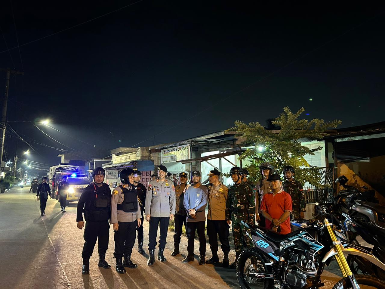 Patroli Skala Besar Brimob Polda Sumut di Belawan, Hadirkan Rasa Aman di Tengah Malam hingga Dini Hari Patroli Skala Besar Brimob Polda Sumut di Belawan, Hadirkan Rasa Aman di Tengah Malam hingga Dini Hari