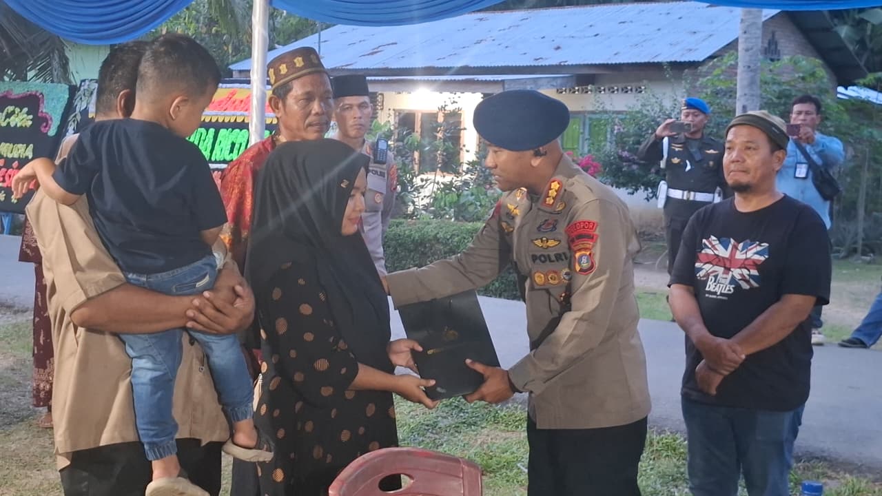 Dansat Brimob Polda Sumut Sambangi Keluarga Prajurit UNIFIL Asal Sergai yang Gugur dalam Misi Perdamaian di Lebanon