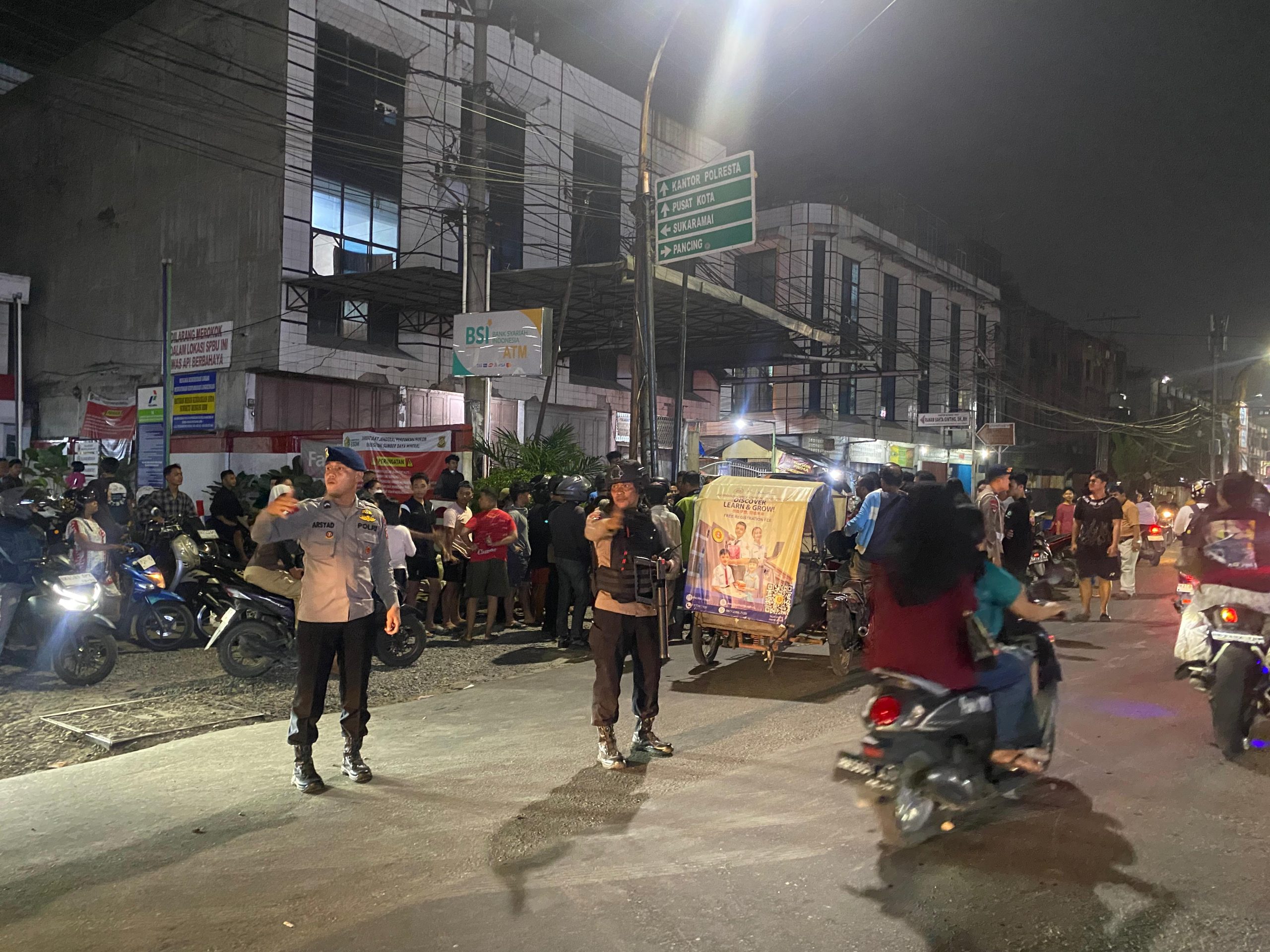 Patroli Blue Light Satuan Brimob Polda Sumut Sigap Redam Keributan Akibat Laka Lantas di Medan, Situasi Memanas Berhasil Dikendalikan Patroli Blue Light Satuan Brimob Polda Sumut Sigap Redam Keributan Akibat Laka Lantas di Medan, Situasi Memanas Berhasil Dikendalikan