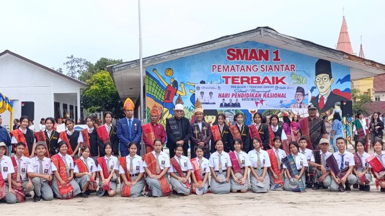 Hari Pendidikan Nasional 2026 di SMA Negeri 1 Pematangsiantar,  August Sinaga Tekankan Peningkatan Kualitas Di Dalam Kelas