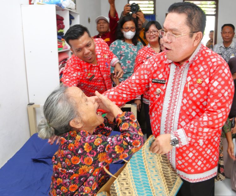 Wali Kota Bersama Ketua TP PKK Ny Liswati Wesly Silalahi dan Panitia Paskah ASN Pemko Pematangsiantar Melaksanan Bakti Sosial ke Panti Sosial Tuna Rungu, Wicara dan Lansia Wali Kota Bersama Ketua TP PKK Ny Liswati Wesly Silalahi dan Panitia Paskah ASN Pemko Pematangsiantar Melaksanan Bakti Sosial ke Panti Sosial Tuna Rungu, Wicara dan Lansia