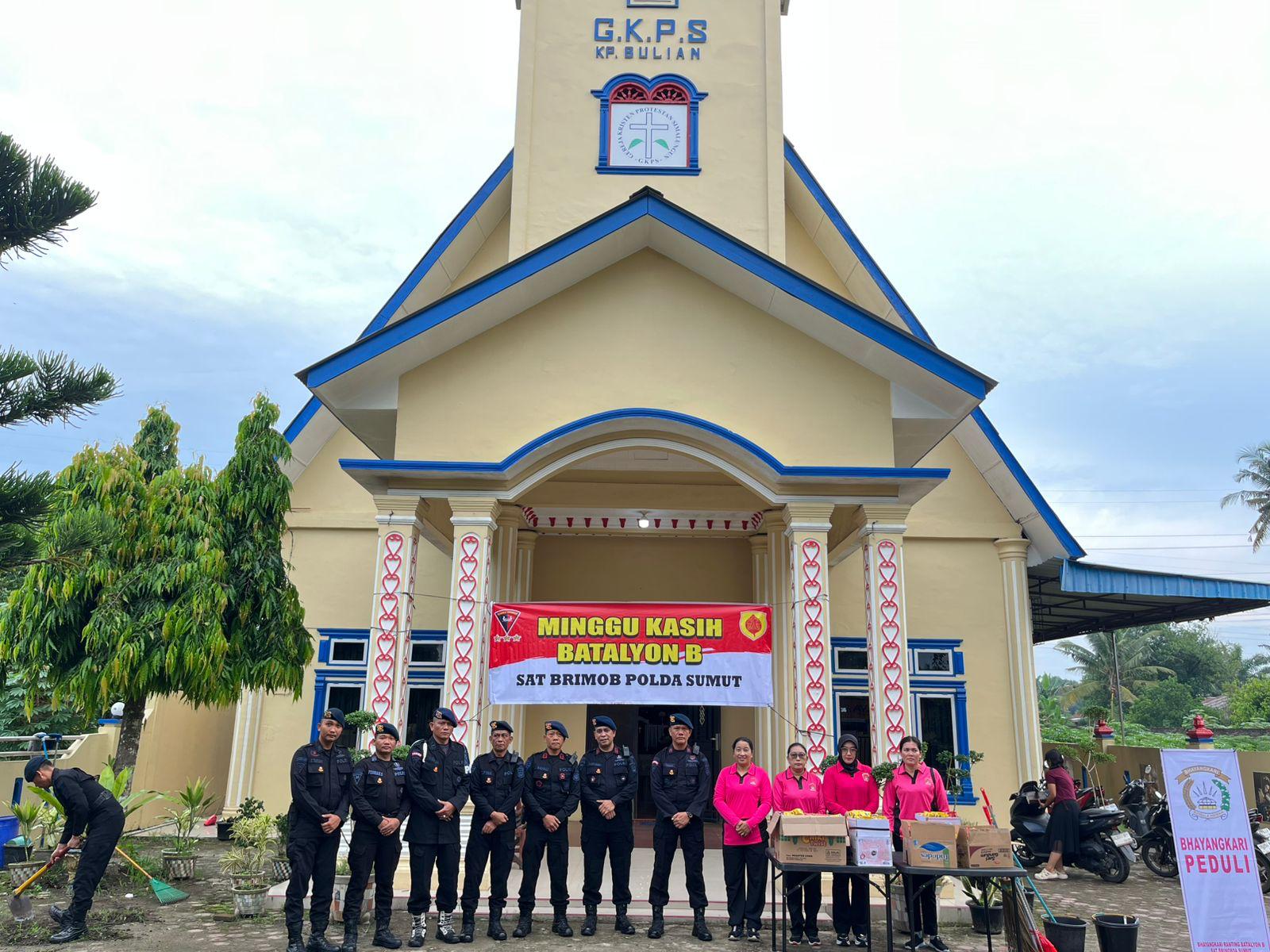 Brimob Sumut Tebar Kepedulian Lewat “Minggu Kasih”, Hadirkan Kehangatan dan Kebersamaan di GKPS Tebing Tinggi