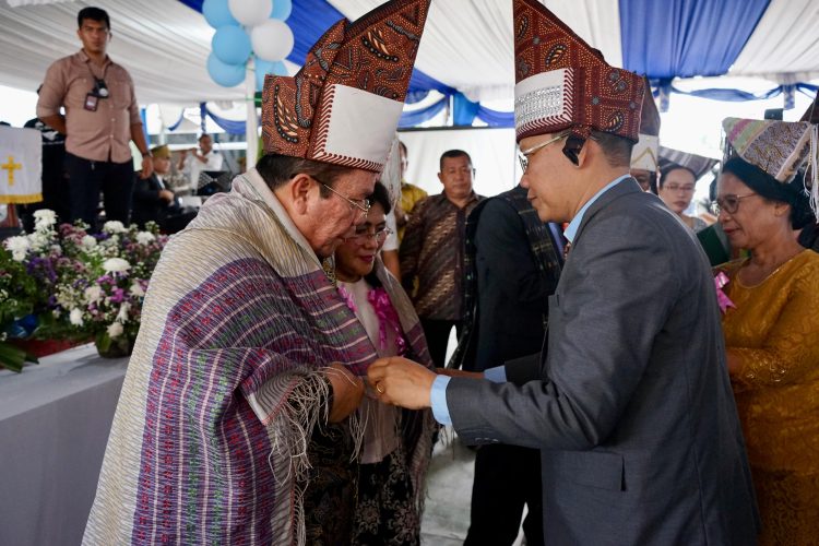 Wali Kota Wesly Silalahi Didampingi Ketua TP PKK Ny Liswati Wesly Silalahi Hadiri Perayaan HUT ke-67 GKPS Efrata Resort Siantar Wali Kota Wesly Silalahi Didampingi Ketua TP PKK Ny Liswati Wesly Silalahi Hadiri Perayaan HUT ke-67 GKPS Efrata Resort Siantar