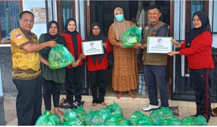 Pemkab Way Kanan Bantu Warga Terdampak Banjir dan Kebakaran