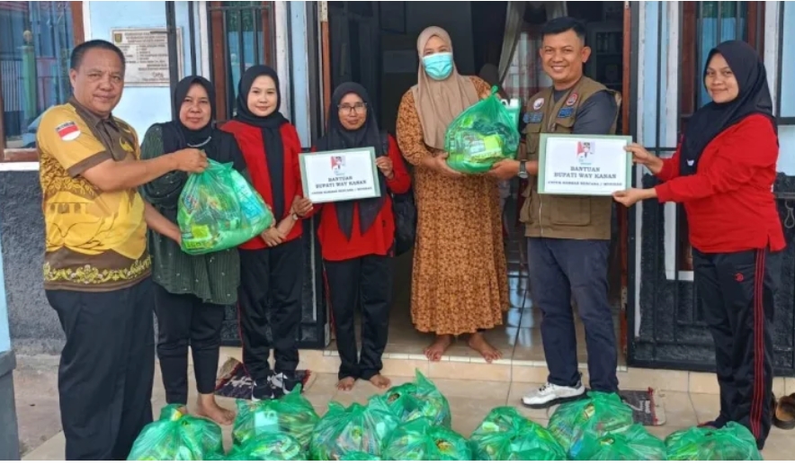 Pemkab Way Kanan Bantu Warga Terdampak Banjir dan Kebakaran