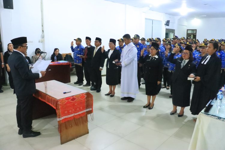 Wabup Samosir Lantik 75 Pejabat, Ariston Sidauruk Tegaskan ASN Harus BerAKHLAK dan Siap Kerja Cepat Wabup Samosir Lantik 75 Pejabat, Ariston Sidauruk Tegaskan ASN Harus BerAKHLAK dan Siap Kerja Cepat