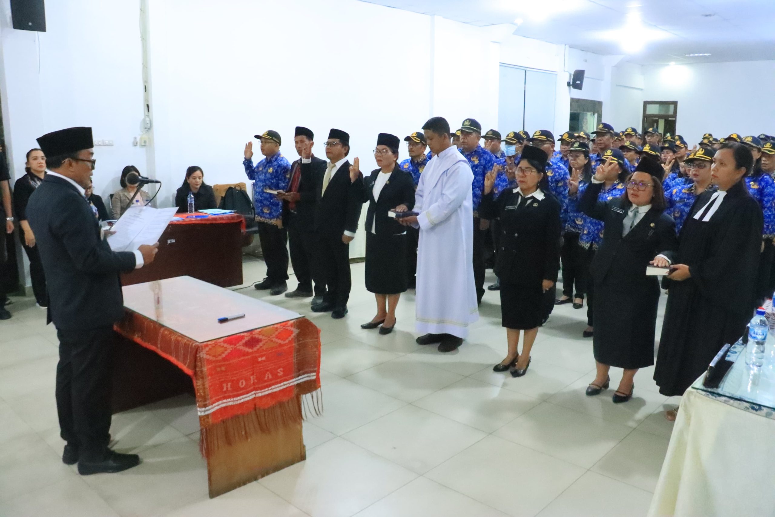 Wabup Samosir Lantik 75 Pejabat, Ariston Sidauruk Tegaskan ASN Harus BerAKHLAK dan Siap Kerja Cepat Wabup Samosir Lantik 75 Pejabat, Ariston Sidauruk Tegaskan ASN Harus BerAKHLAK dan Siap Kerja Cepat