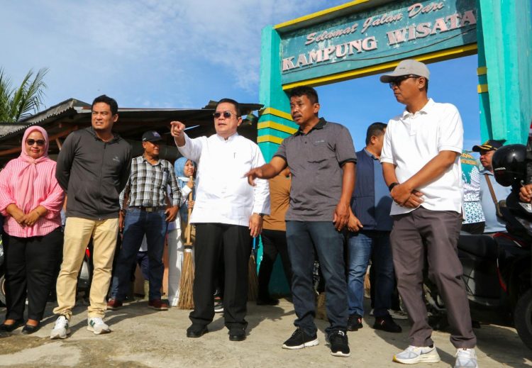 Wali Kota Pematangsiantar Galakkan Program Jumat Pagi Bersih Lingkungan Wali Kota Pematangsiantar Galakkan Program Jumat Pagi Bersih Lingkungan
