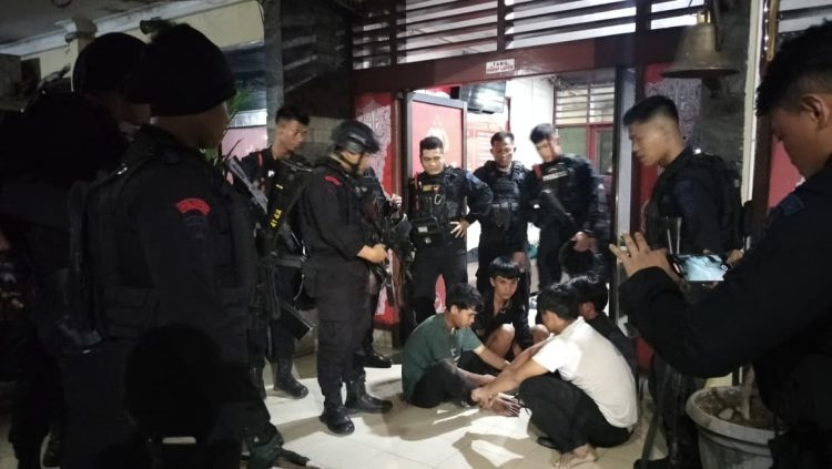 Brimob Sumut Gagalkan Aksi Tawuran Dini Hari, Empat Pelaku dan Dua Kelewang Diamankan Saat Patroli Kota Medan Brimob Sumut Gagalkan Aksi Tawuran Dini Hari, Empat Pelaku dan Dua Kelewang Diamankan Saat Patroli Kota Medan