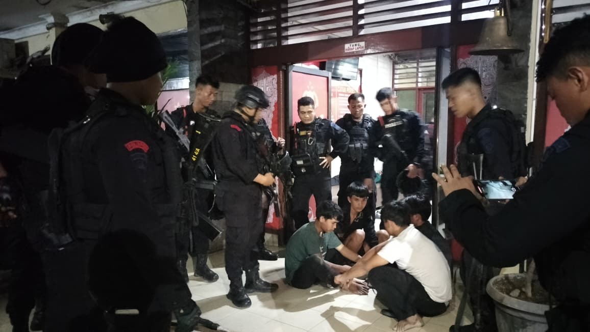 Brimob Sumut Gagalkan Aksi Tawuran Dini Hari, Empat Pelaku dan Dua Kelewang Diamankan Saat Patroli Kota Medan