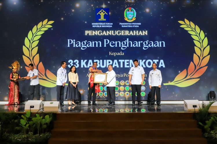 Wali Kota Pematangsiantar Terima Penghargaan dari Menteri Hukum Republik Indonesia Atas Komitmen Mendirikan Posbankum