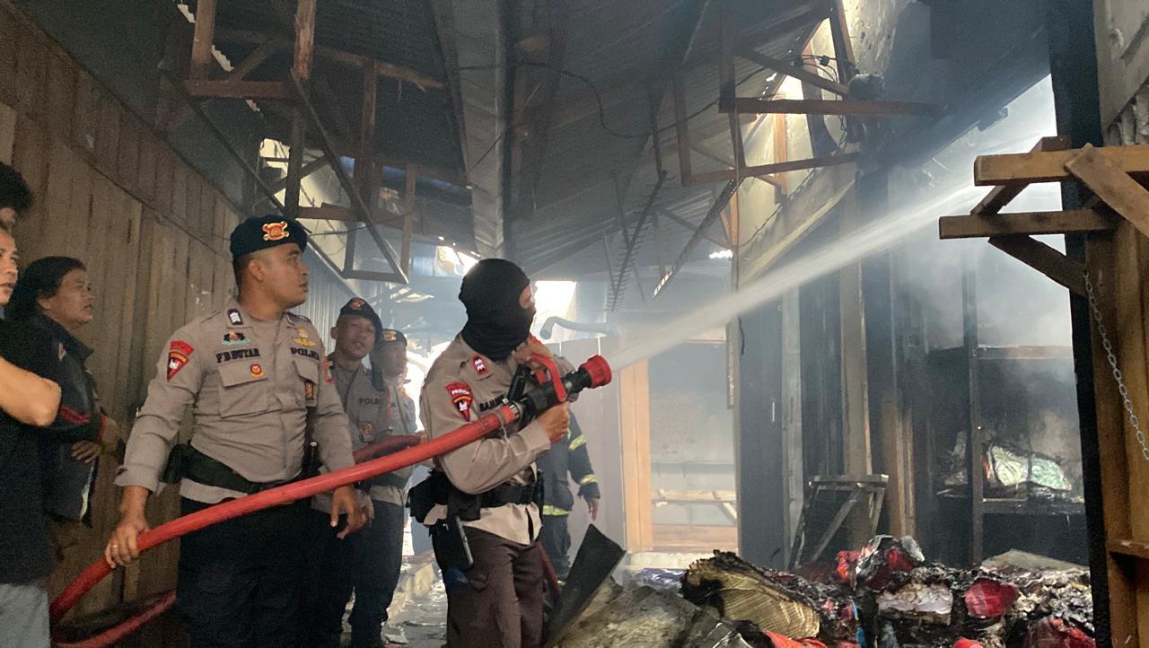 Sinergi Brimob Sumut dan Tim Gabungan Padamkan Kebakaran Hebat di Pasar Dwikora Siantar Sinergi Brimob Sumut dan Tim Gabungan Padamkan Kebakaran Hebat di Pasar Dwikora Siantar