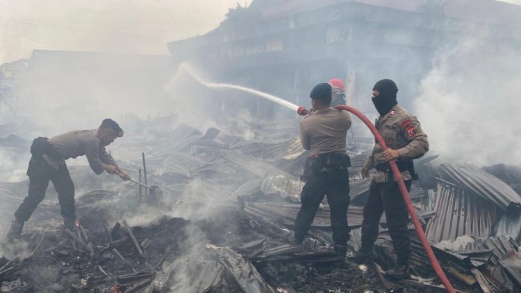 Sinergi Brimob Sumut dan Tim Gabungan Padamkan Kebakaran Hebat di Pasar Dwikora Siantar Sinergi Brimob Sumut dan Tim Gabungan Padamkan Kebakaran Hebat di Pasar Dwikora Siantar