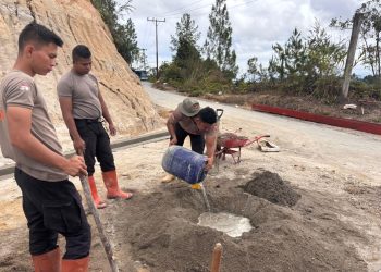 Brimob Sumut dan Warga Bergotong Royong Perbaiki Jembatan Gotting di Tapanuli Utara Brimob Sumut dan Warga Bergotong Royong Perbaiki Jembatan Gotting di Tapanuli Utara