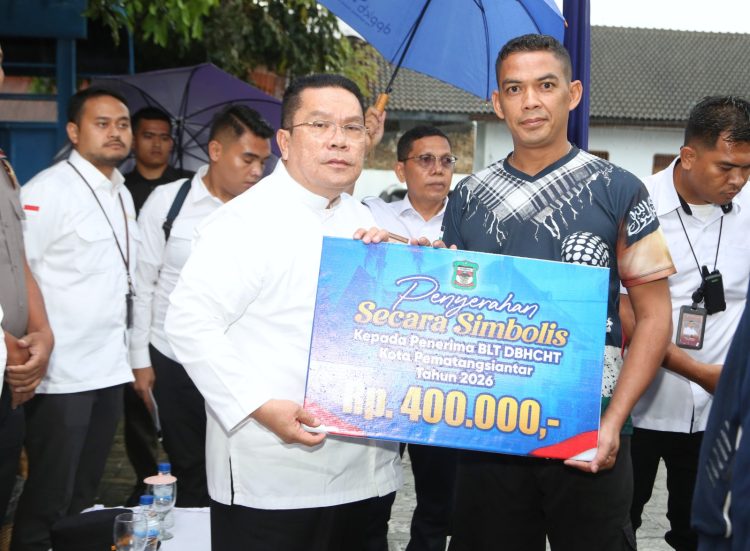 Wali Kota Pematangsiantar Salurkan BLT DBHCHT Kepada Warga Penerima Manfaat Wali Kota Pematangsiantar Salurkan BLT DBHCHT Kepada Warga Penerima Manfaat