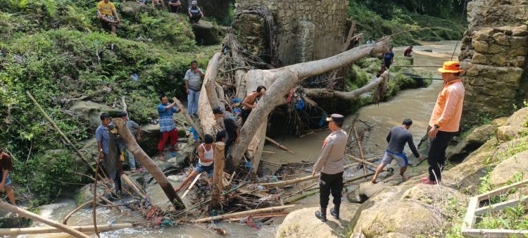Polsek Tanah Jawa Kerahkan Tim Pencarian Warga Hilang, Diduga Hanyut Saat Lintasi Jembatan Bambu Sungai Bah Tongguran Polsek Tanah Jawa Kerahkan Tim Pencarian Warga Hilang, Diduga Hanyut Saat Lintasi Jembatan Bambu Sungai Bah Tongguran