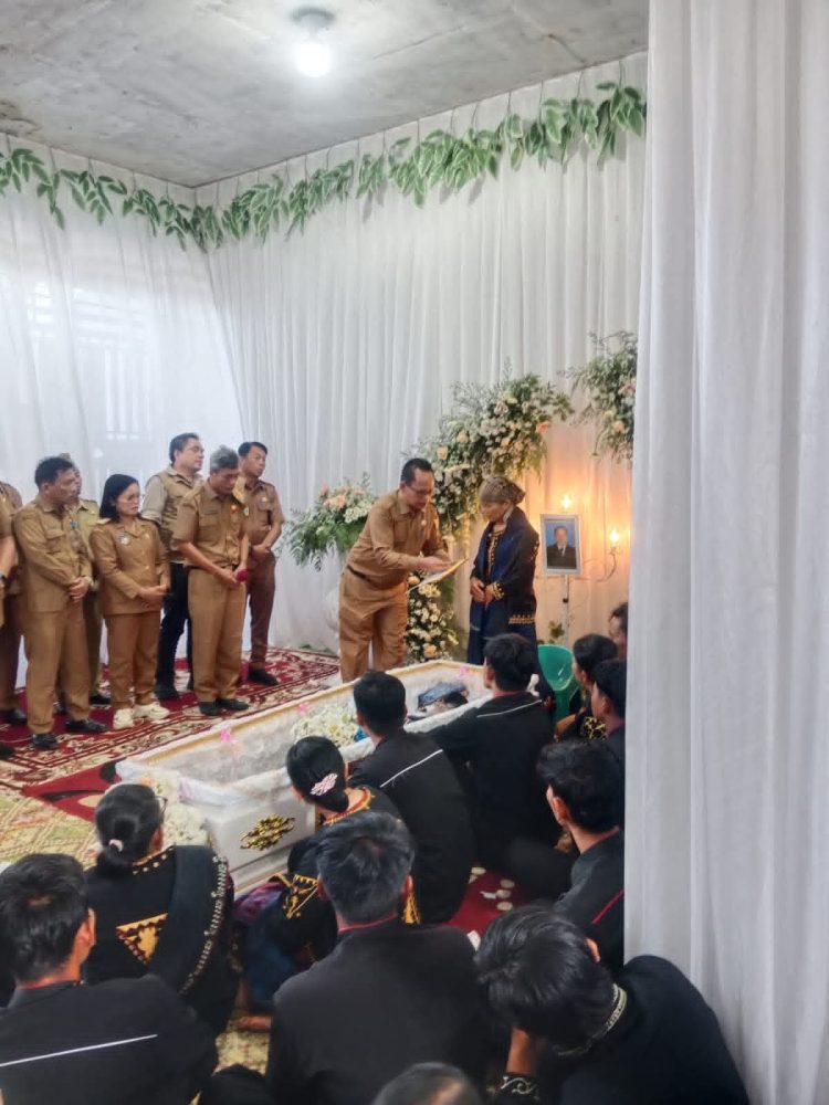 Sekda Pakpak Serahkan Akta Kematian Alm Sabar Manik, Anggota DPRD Kabupaten Pakpak Bharat