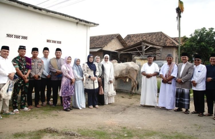 Bupati Ayu Asalasiyah Sholat Idul Adha Bersama Warga Tanjung Dalom, Ajak Perkuat Keikhlasan dan Solidaritas Sosial Bupati Ayu Asalasiyah Sholat Idul Adha Bersama Warga Tanjung Dalom, Ajak Perkuat Keikhlasan dan Solidaritas Sosial