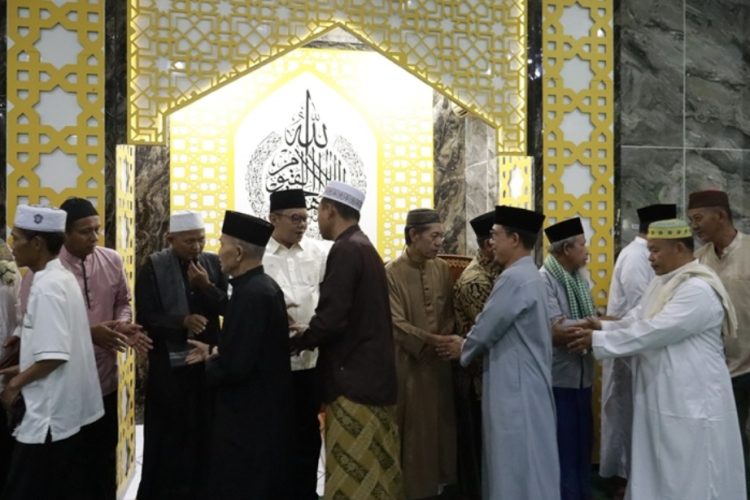 Sekda Way Kanan Sholat Idul Adha di Masjid Agung Ashabul Yamin, Ajak Masyarakat Teladani Keikhlasan Nabi Ibrahim Sekda Way Kanan Sholat Idul Adha di Masjid Agung Ashabul Yamin, Ajak Masyarakat Teladani Keikhlasan Nabi Ibrahim