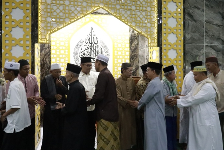 Sekda Way Kanan Sholat Idul Adha di Masjid Agung Ashabul Yamin, Ajak Masyarakat Teladani Keikhlasan Nabi Ibrahim Sekda Way Kanan Sholat Idul Adha di Masjid Agung Ashabul Yamin, Ajak Masyarakat Teladani Keikhlasan Nabi Ibrahim