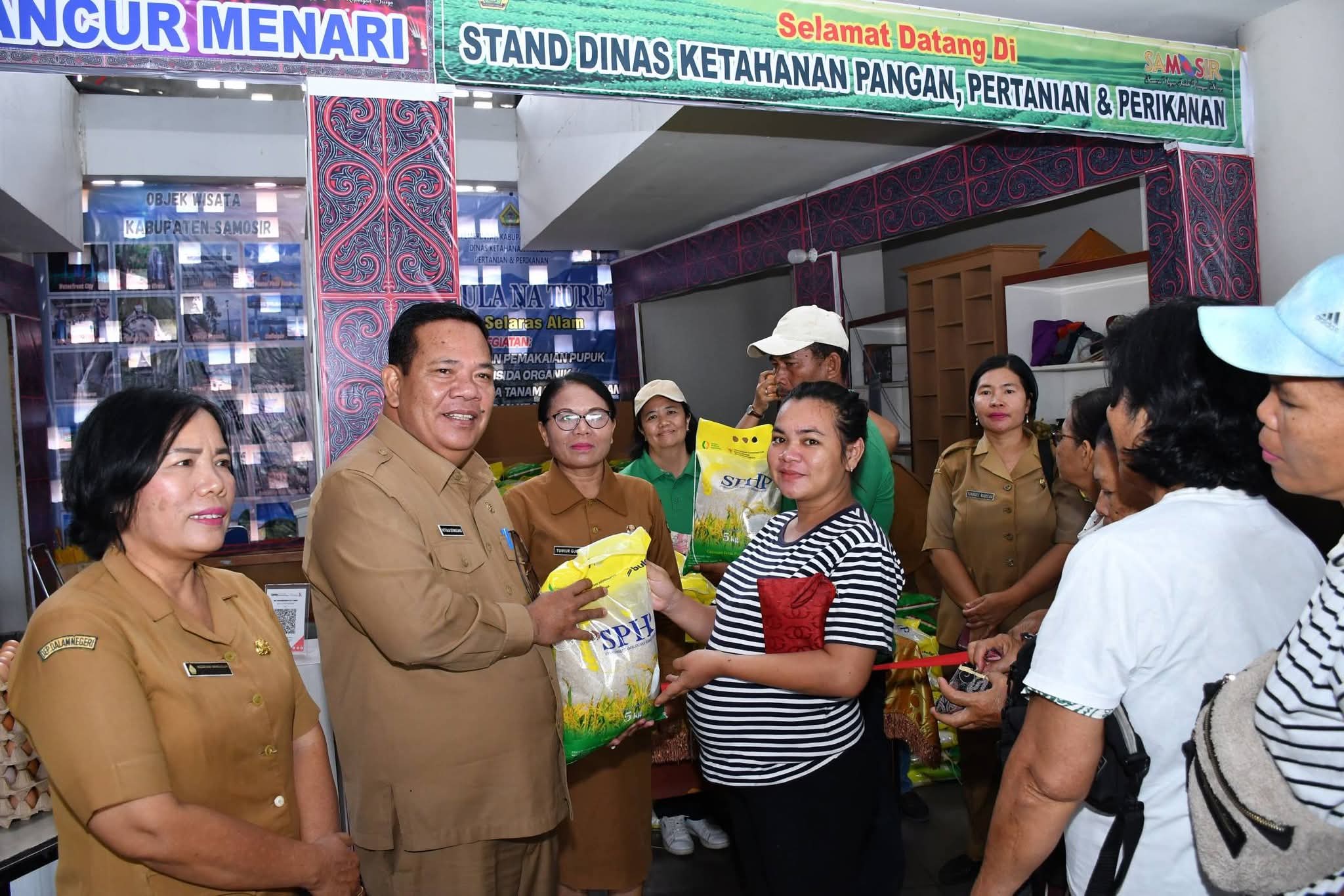 Pemkab Samosir Gelar Gerakan Pangan Murah, Diserbu Ratusan Warga Pemkab Samosir Gelar Gerakan Pangan Murah, Diserbu Ratusan Warga