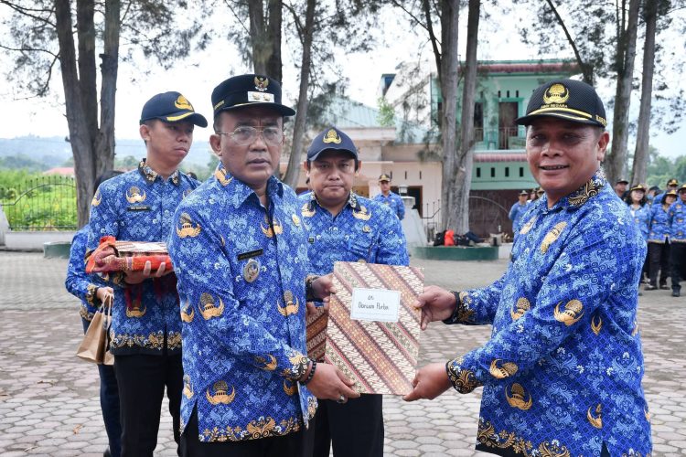 Wabup Samosir Serahkan SK Pensiun 40 PNS, Tekankan Pengabdian dan Kekompakan ASN Wabup Samosir Serahkan SK Pensiun 40 PNS, Tekankan Pengabdian dan Kekompakan ASN