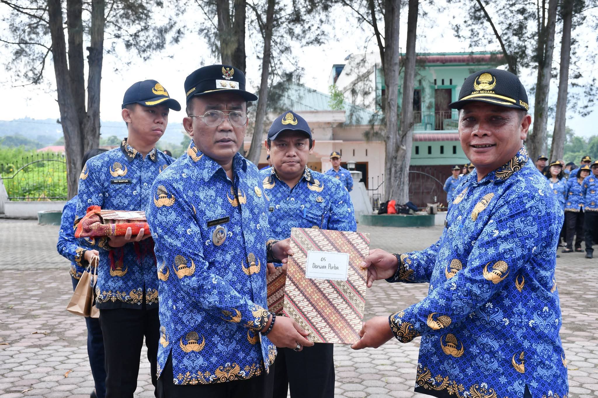 Wabup Samosir Serahkan SK Pensiun 40 PNS, Tekankan Pengabdian dan Kekompakan ASN Wabup Samosir Serahkan SK Pensiun 40 PNS, Tekankan Pengabdian dan Kekompakan ASN