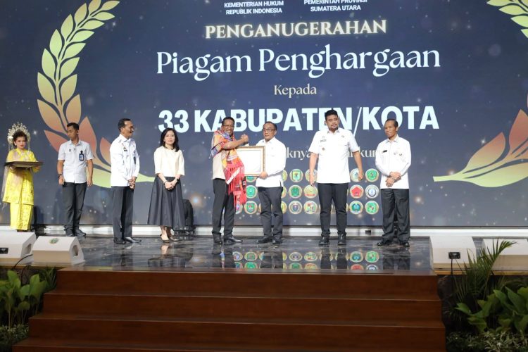 Peresmian Posbankum Desa/Kelurahan se-Sumut, Wabup Terima Piagam Penghargaan dari Menteri Hukum Peresmian Posbankum Desa/Kelurahan se-Sumut, Wabup Terima Piagam Penghargaan dari Menteri Hukum