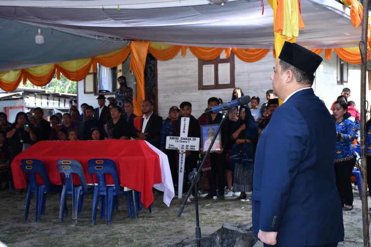 Bupati Samosir Pimpin Upacara Kenegaraan Pemakaman Camat Palipi Roberd Sinaga