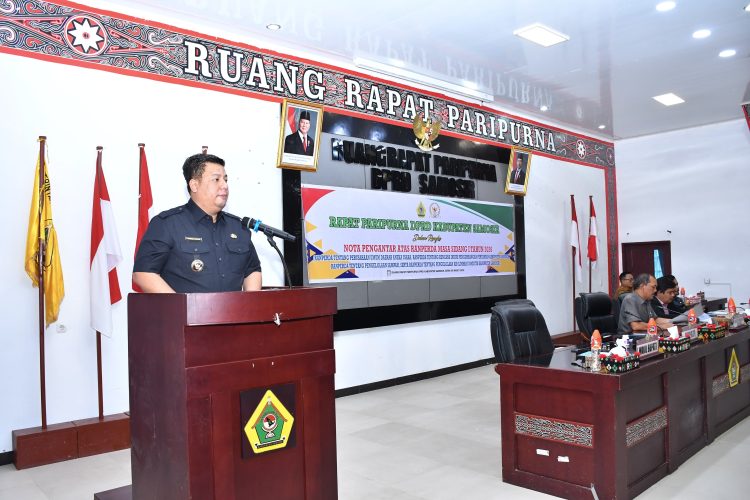 Bupati Samosir Sampaikan Nota Pengantar 4 Ranperda dalam Rapat Paripurna DPRD Bupati Samosir Sampaikan Nota Pengantar 4 Ranperda dalam Rapat Paripurna DPRD