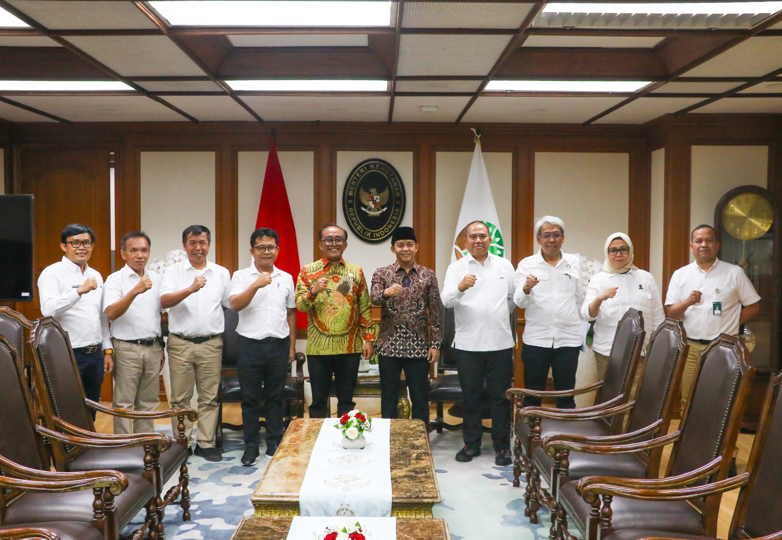 Wakil Bupati Samosir Sampaikan Usulan Program Strategis ke Kementerian Kehutanan RI terkait Pengelolaan Kawasan Hutan Wakil Bupati Samosir Sampaikan Usulan Program Strategis ke Kementerian Kehutanan RI terkait Pengelolaan Kawasan Hutan