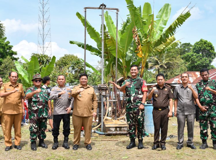 Sinergitas dengan TNI, Bupati Samosir Bersama Dandim 0210/TU Launching 30 Sumur Bor Bantuan KASAD, Wujud Kepemimpinan Kolaboratif Menjawab Kebutuhan Air Bersih Sinergitas dengan TNI, Bupati Samosir Bersama Dandim 0210/TU Launching 30 Sumur Bor Bantuan KASAD, Wujud Kepemimpinan Kolaboratif Menjawab Kebutuhan Air Bersih