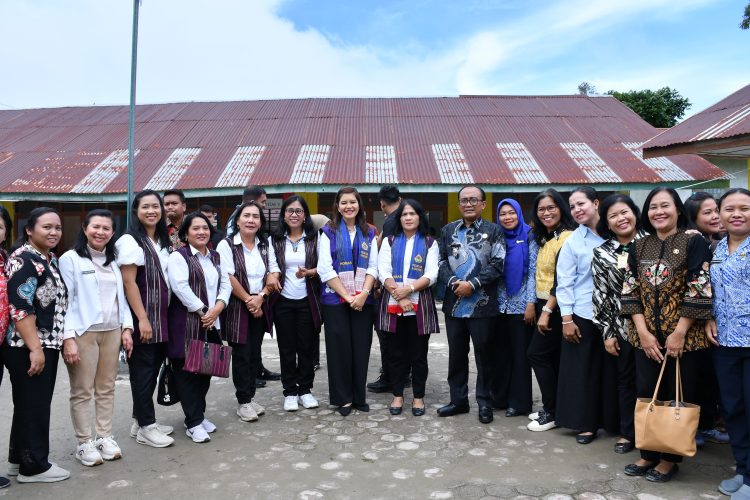 Dua Hari di Samosir, Ketua Pembina Posyandu Sumut Kahiyang Ayu Pastikan Pelayanan Posyandu Berjalan Optimal Dua Hari di Samosir, Ketua Pembina Posyandu Sumut Kahiyang Ayu Pastikan Pelayanan Posyandu Berjalan Optimal